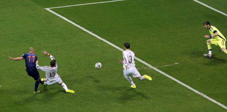 Robben supera os espanhois Sergio Ramos, Gerard Pique e Iker Casillas para virar o jogo para a Holanda em Salvador