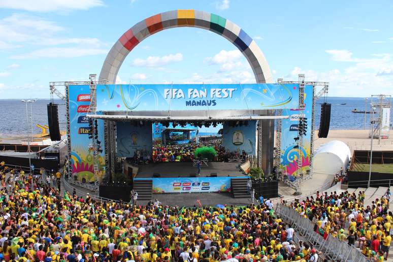 Público acompanhou estreia do Brasil em palco montado pela Fifa