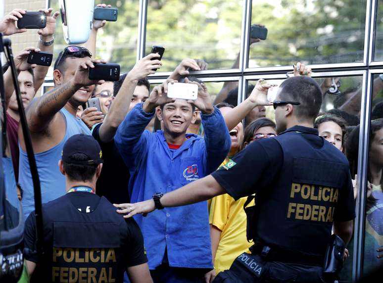 Torcedores aguardavam equipe da Inglaterra na porta de hotel em Manaus