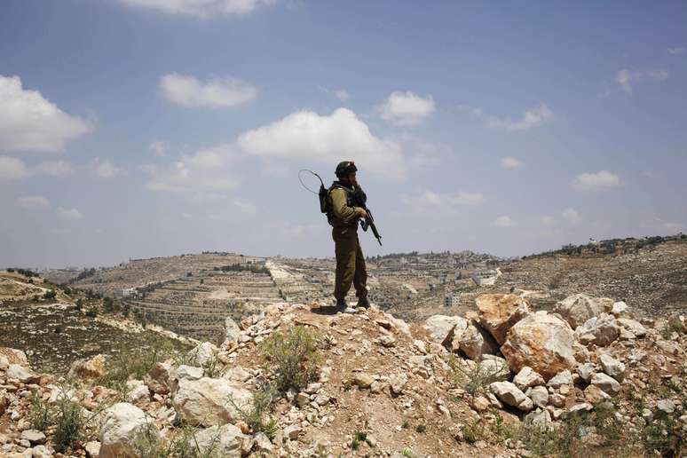 <p>Exército israelense estabeleceu controles nas estradas da região de Gush Etzion e de Hebron e fez batidas em um bairro da localidade palestina de Dura, ao sudoeste de Hebron,</p>