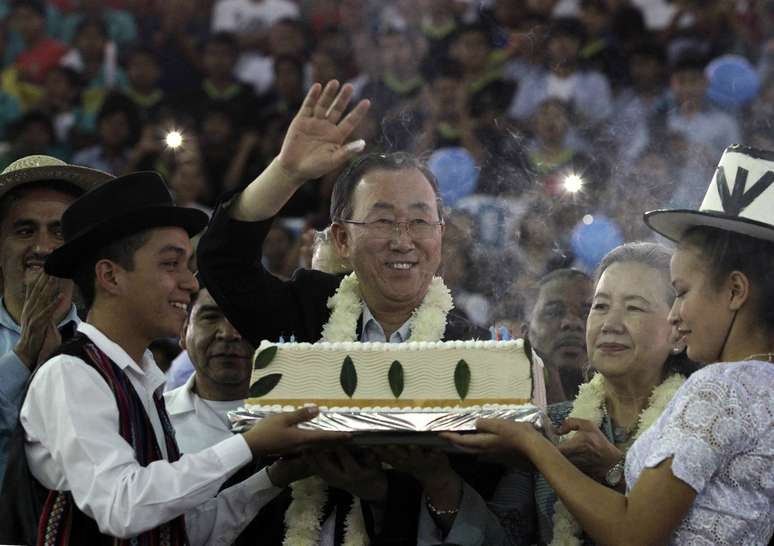 <p>Em uma festa colorida, com danças típicas, Ban soprou as 70 velas do bolo, decorado também com folhas de coca</p>