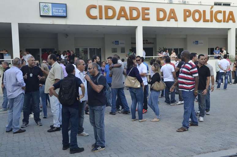 Policiais civis reunidos em frente à Cidade da Polícia no Rio de Janeiro nesta sexta-feira