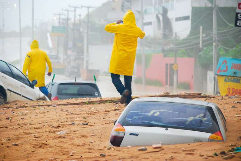 Deslizamento de terra deixa veículos soterrados após forte chuva desta sexta-feira 