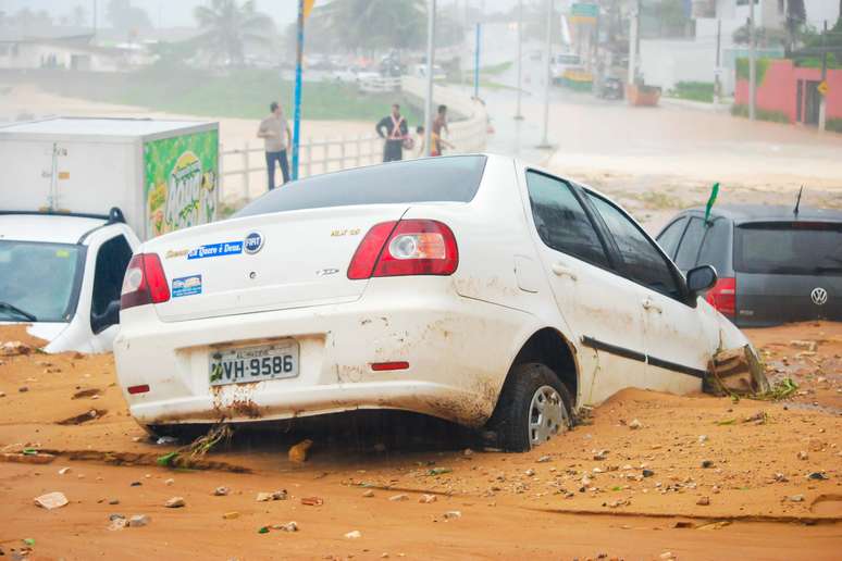 <p>Deslizamento de terra deixou ve&iacute;culos soterrados&nbsp;em Natal&nbsp;ap&oacute;s forte chuva&nbsp;</p>