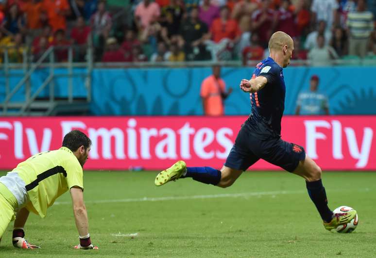 Após arrancar pelo campo de ataque e invadir a área, Robben dribla Casillas e chuta contra dois zagueiros para fazer o quinto gol
