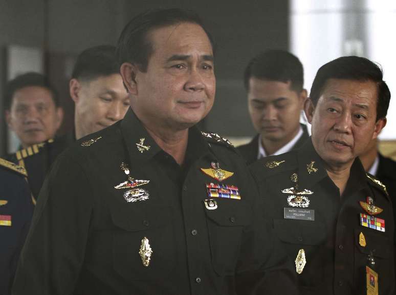 <p>O comandante do Ex&eacute;rcito da Tail&acirc;ndia, general Prayuth Chan-ocha, chega ao Royal Thai Army Club, em Bangcoc, na Tail&acirc;ndia, em 13 de junho</p>