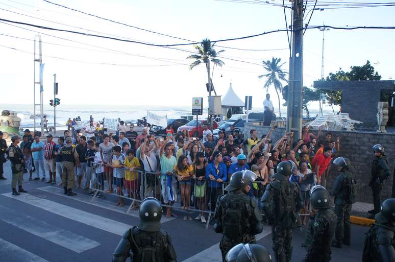 Torcedores se reuniram para acompanhar a saída do ônibus da Costa do Marfim