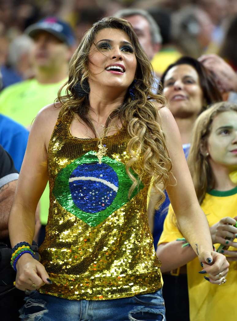 A atriz e apresentadora Lívia Andrade marcou presença na festa verde-amarela na Arena Corinthians, na estreia da Seleção Brasileira na Copa do Mundo. O time de Felipão bateu de virada a seleção da Croácia por 3 a 1