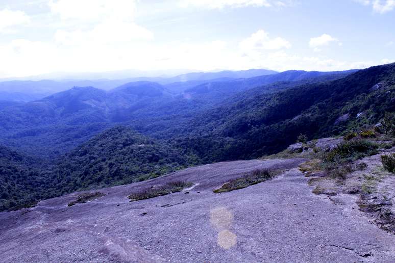 <p>No caminho para a Pedra Redonda, os turistas podem descansar e apreciar a vista em um mirante</p>