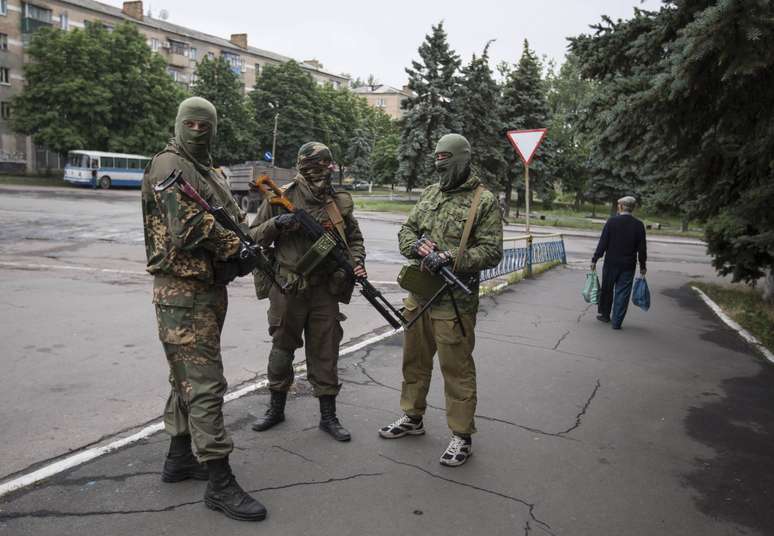 <p>Separatistas pr&oacute;-R&uacute;ssia montam guarda no&nbsp;centro da&nbsp;cidade de&nbsp;Snizhnye no leste da Ucr&acirc;nia, em 12 de junho</p>