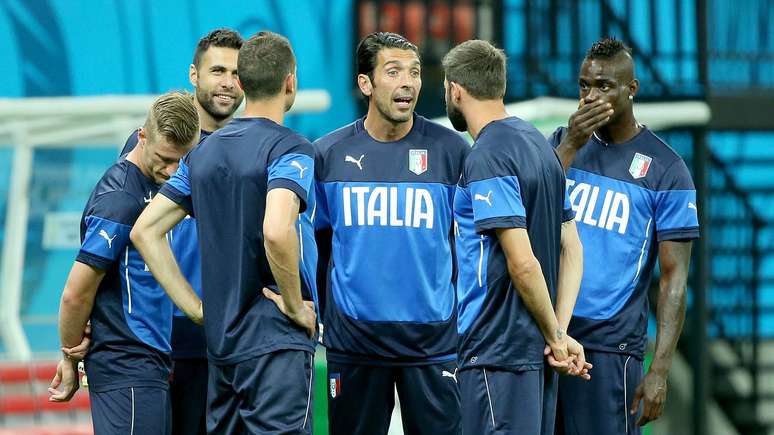 Seleção italiana faz treino de reconhecimento do gramado na Arena Amazônia, em Manaus, onde estreia na Copa do Mundo. A equipe enfrenta a Inglaterra no sábado, às 19h