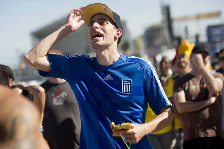 <p>Torcida da Grécia foi minoria, mas compareceu à Praia de Copacabana para assitir ao jogo diante da Colômbia</p>