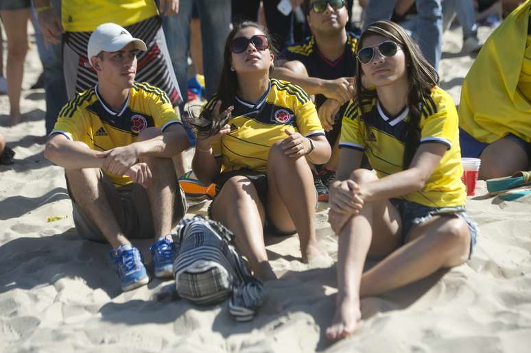 Colombianos e fãs da seleção acompanharam neste sábado (14) a partida contra a Grécia nas areias da Fan Fest em Copacabana, no Rio de Janeiro. Famílias e jovens se reuniram para o jogo