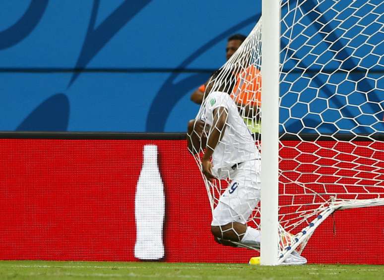 Sturridge invade se choca contra rede em jogada contra Itália