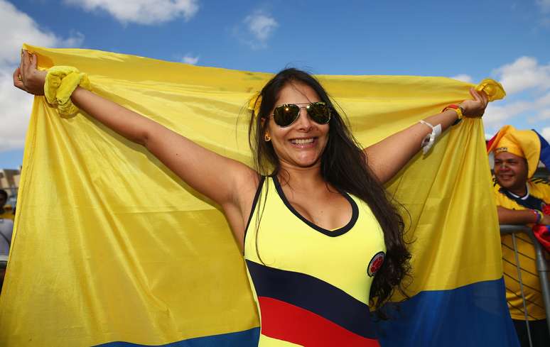 <p>Torcidas da Colômbia e da Grécia vieram ao Brasil para prestigiar a estreia das duas seleções na Copa do Mundo de 2014, que acontece neste sábado, no Mineirão. Torcedores apostaram em bandeiras, camisas, perucas e até mesmo trajes típicos. Gregos e colombianos se reúniram e posaram para fotos</p>