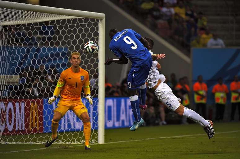Balotelli cabeceia firme no canto direito e marca o segundo gol italiano da partida, sem chance para Hart