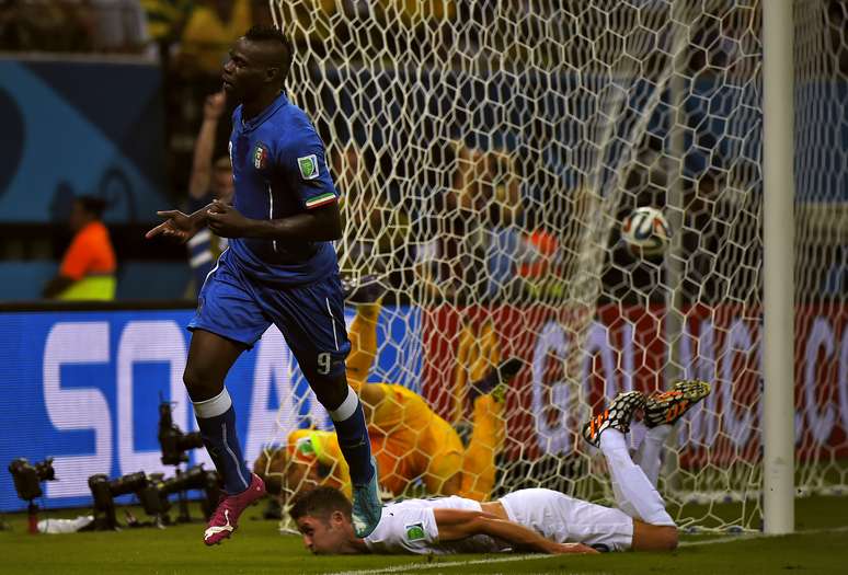 <p>Goleiro inglês se esforça para impedir segundo gol italiano, mas vai parar no fundo da rede junto a bola, cabeceada com força por Balotelli. Itália venceu por 2 a 1</p>