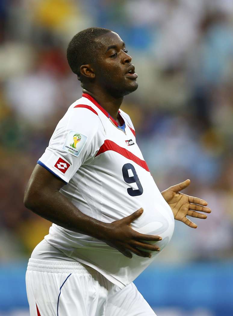 <p>Joel Campbell comemora o gol de empate da Costa Rica na partida contra o Uruguai</p>