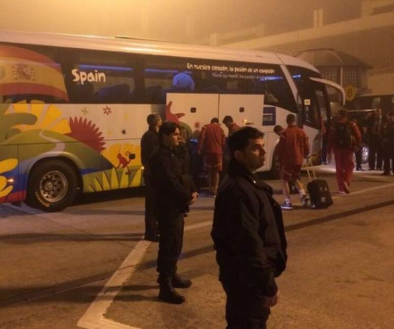 Seleção espanhola chegou perto da meia-noite na capital paranaense