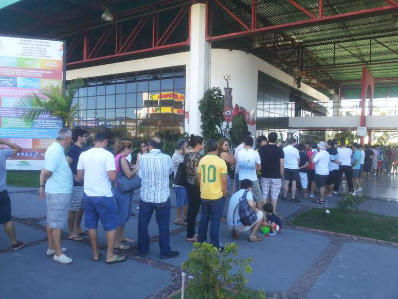 Em Manaus, torcedores fazem fila para retirada de ingresso