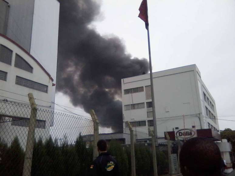 Fumaça preta foi causada por incêndio em supermercado