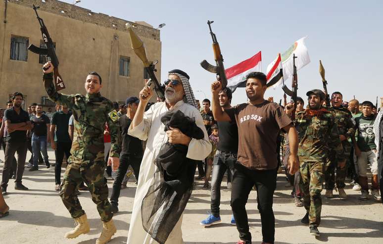 <p>Milhares de pessoas atenderam ao apelo do cl&eacute;rigo xiita mais influente do Iraque para pegar em armas e defender o pa&iacute;s contra a insurg&ecirc;ncia</p>