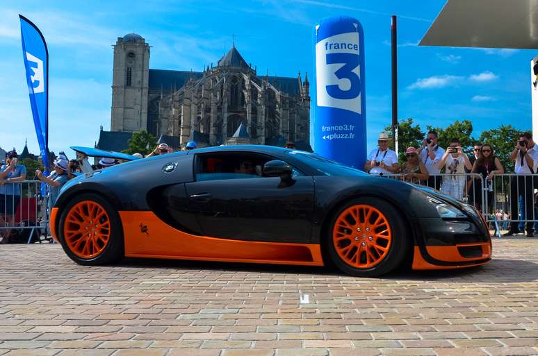 <p>Dono de um Bugatti Veyron participa do desfile de carros no centro de Le Mans</p>