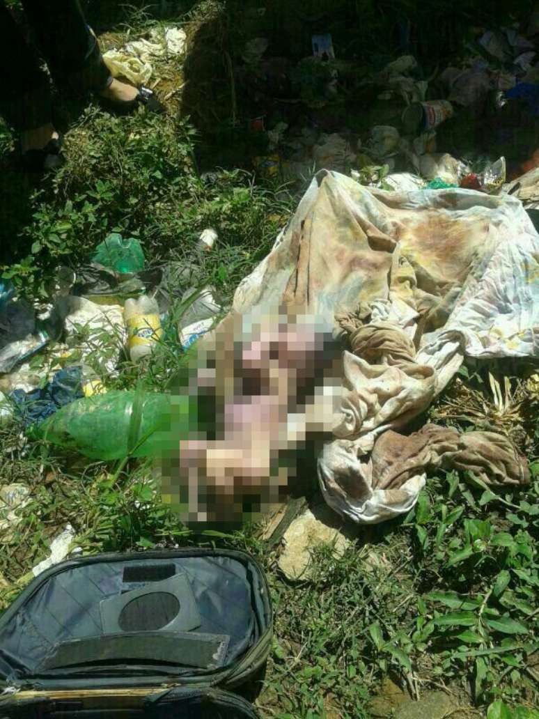 <p class="text">Criança estava enrolada em lençois e dentro de uma mala, num terreno baldio, na cidade de Itacoatiara, a 270 km de Manaus</p>