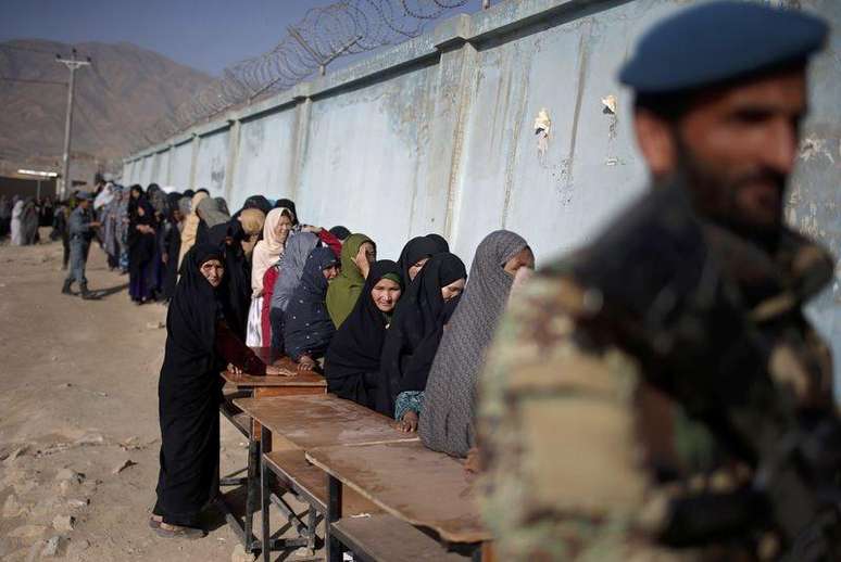 <p>Mulheres afeg&atilde;s fazem fila para votar em Cabul, no Afeganist&atilde;o, neste s&aacute;bado</p>