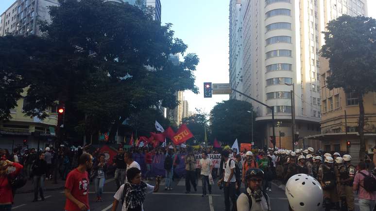 Manifestantes caminharam pelas ruas de BH fortemente escoltados