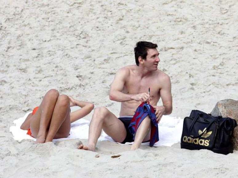 <p>Com a então namorada, Messi curou ressaca da eliminação na Copa das Confederações com férias no Rio</p>