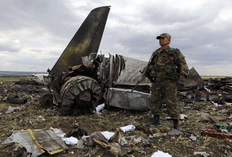 <p>Separatista armado pró-Rússia no local da queda de um avião do Exército ucraniano em Lugansk, no leste da Ucrânia, em 14 de julho</p>