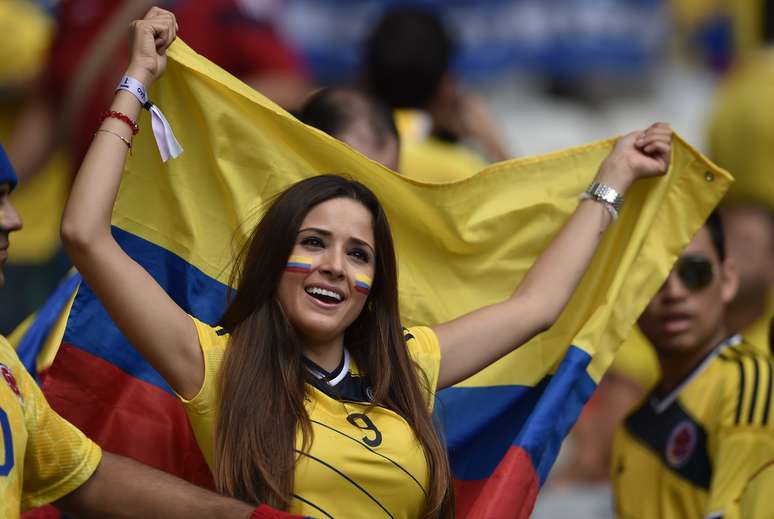 <p>Torcedores da Colômbia e da Grécia prestigiam, neste sábado (14), no Mineirão, em Belo Horizonte, a estreia das seleções na Copa do Mundo de 2014. Com camisetas e rostos pintados, a maioria de amarelo, eles vibram com a disputa</p>