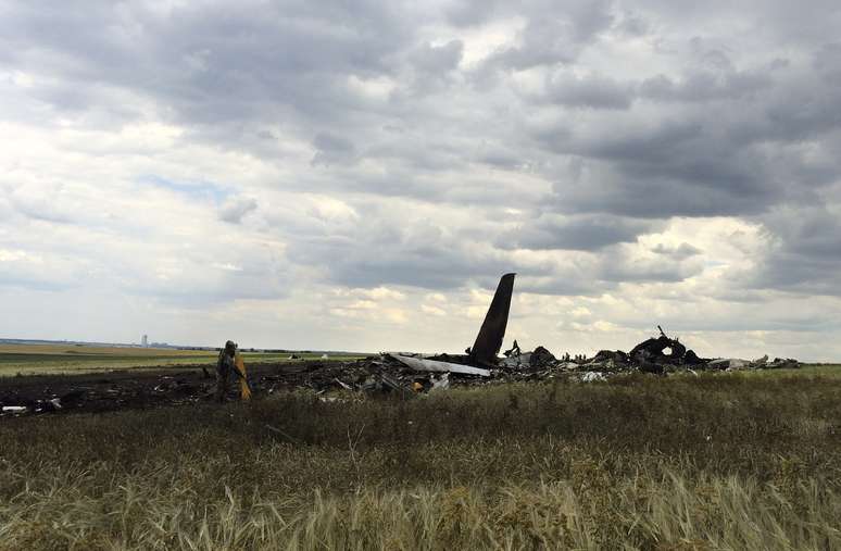 <p>Pelo menos 49 soldados ucranianos morreram neste s&aacute;bado, 14 de junho, quando o avi&atilde;o militar de transporte em que estavam fazia uma aterrissagem no aeroporto de Lugansk e foi derrubado por insurgentes pr&oacute;-russos</p>