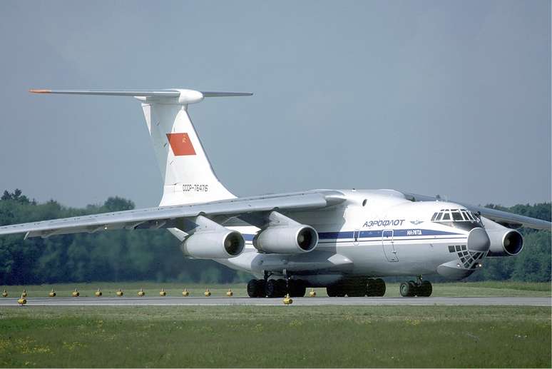 <p>Avião modelo Ilyushin Il-76, igual ao que foi derrubado neste sábado em Lugank, nesta foto, é visto no aeroporto de Zurich, Alemanha, em maio de 1985</p>