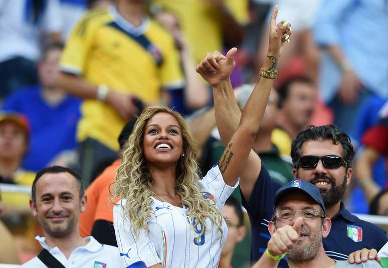 <p>A modelo Fanny Neguesha, noiva do atacante italiano Mario Balotelli, acompanhou da arquibancada da Arena Amaz&ocirc;nia a vit&oacute;ria da It&aacute;lia por 2 a 1 sobre a Inglaterra. Fanny, que foi pedida em casamento na semana passada, no Rio de Janeiro, viu o noivo comandar o triunfo italiano em Manaus. Veja fotos da beldade:</p>