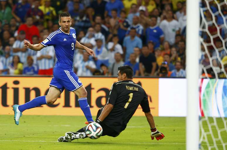 Kolasinac acerta ótimo passe e Ibisevic, pelo lado esquerdo da área, toca entre as pernas de Romero