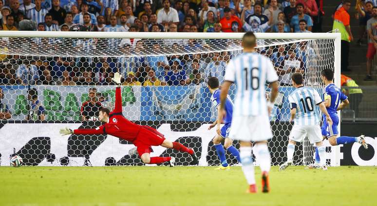 <p>Messi carrega pelo meio, dribla Bicakcic e chuta forte da entrada da área, marcando o segundo gol da Argentina e garantindo a vitória da seleção sul-americana sobre a Bósnia por 2 a 1 na estreia na Copa do Mundo no Maracanã.</p>
