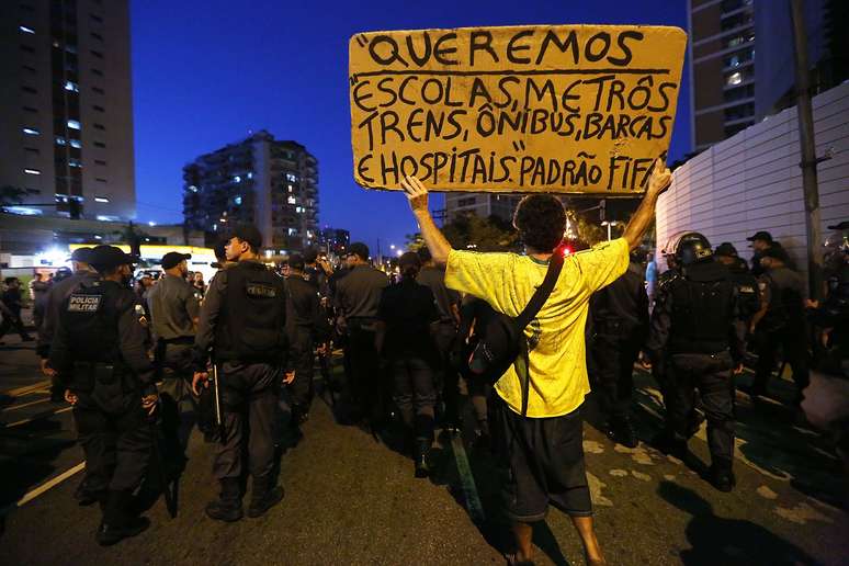 <p>No Rio de Janeiro o protesto contra a Copa tamb&eacute;m ocorreu no domingo</p>