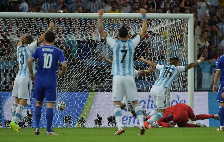Na primeira jogada de ataque argentina, Messi cruza, Rojo desvia de cabeça, a bola bate no bósnio Kolasinac e entra