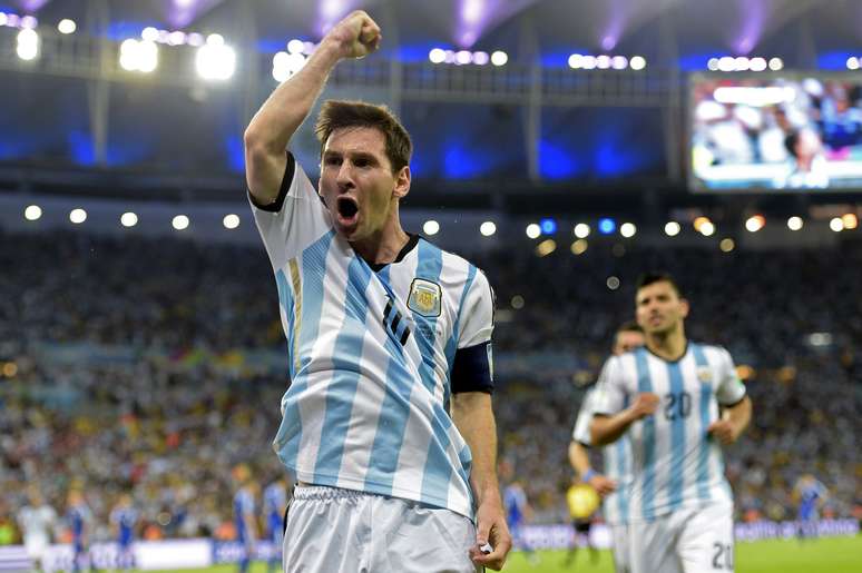 <p>Messi comemora ao marcar o segundo gol argentino na partida contra a Bósnia</p>