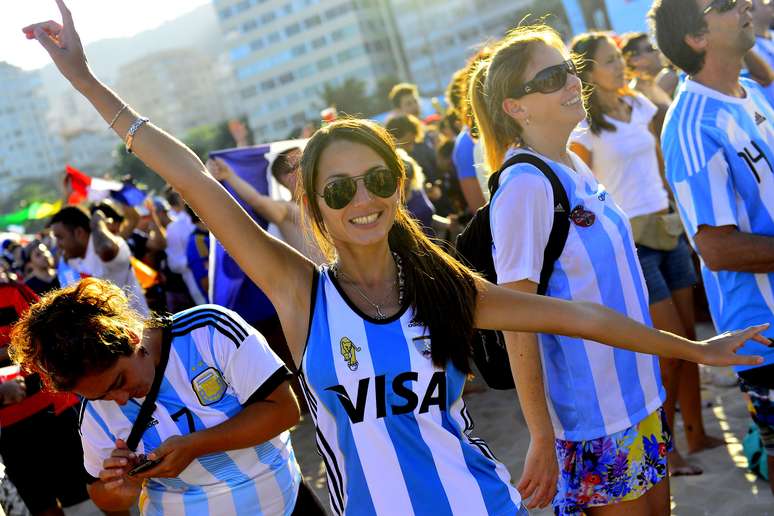 <p>Torcedores argentinos invadem a praia de Copacabana para acompanhar a transmissão da partida da Argentina contra a Bósnia; as seleções se enfrentam neste domingo no Maracanã</p>