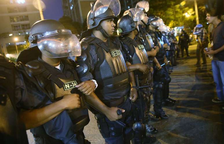 <p>Policiais coíbem manifestantes no Rio de Janeiro</p>