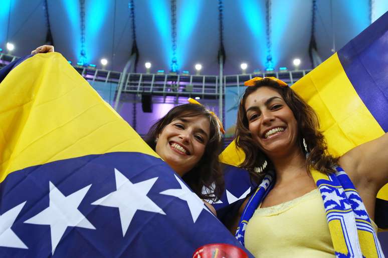 Torcedoras da Bósnia, apesar de minoria, brilham no Estádio do Maracanã, na noite deste domingo