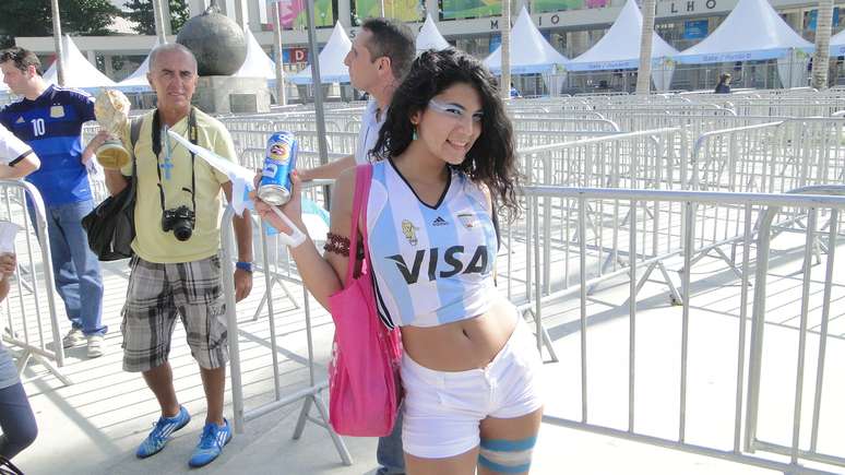 <p>Argentinos chegaram cedo ao Maracanã e coloriram de azul e branco as ruas ao redor do estádio, onde a seleção enfrenta a Bósnia em partida válida pelo Grupo F</p>