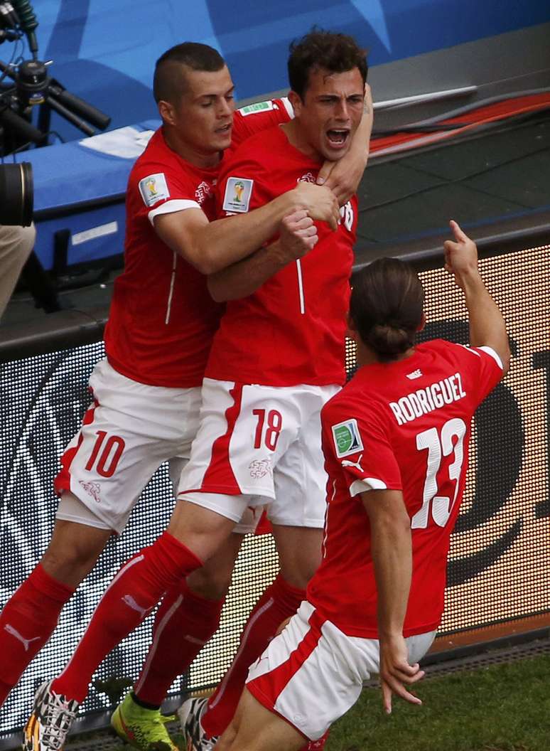 <p>Mehmedi celebra gol de empate com companheiros de seleção, durante jogo entre Suíça e Equador, no Estádio Mané Garrincha, em Brasília</p>
