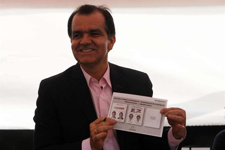 <p>Presidenciável colombiano Óscar Iván Zuluaga vota neste domingo em Bogotá</p>
