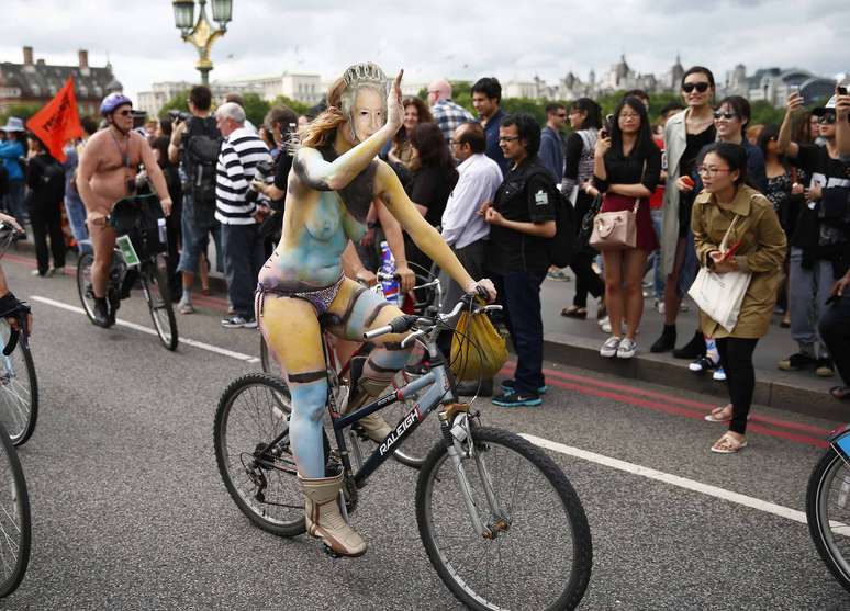 A "World Naked Bike Ride" (Passeio Mundial de Bicicleta Nu) começou em 2004 e é organizada de maneira espontânea para promover o uso da bicicleta e de outros meios de transporte menos poluentes
