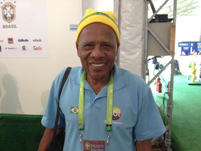 Dadá Maravilha veste gorro verde e amarelo e leva apoio à Seleção em entrevistas