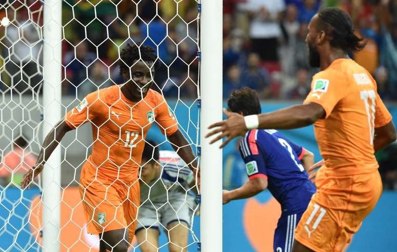 <p>Drogba e Bony fazem a festa com a virada marfinense após o gol de Gervinho; Costa do Marfim disputa terceira Copa seguida</p>